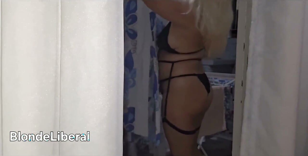 Uma dona de casa sem vergonha se exibindo para os transeuntes na rua enquanto seu marido está no trabalho
