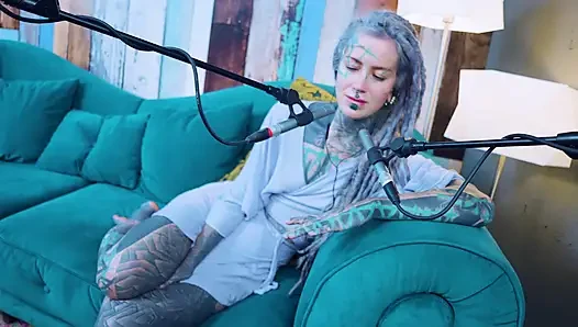 Aku berbicara tentang R - Relief - ASMR podcast SFW berbicara dengan gadis kurus gothic model tato gimbal