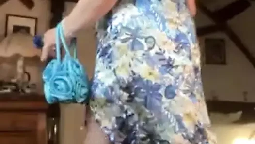 küçük mavi bir elbise içinde