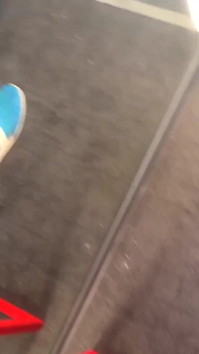 来自“试衣间的真实性爱”的迷人时刻。戴着恋物癖眼镜的金发女郎Axel用鸡巴和蛋蛋深深地操alex”