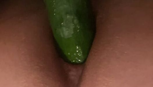 Je suis de retour!! Regarde-moi ouvrir mon cul avec ce gros concombre!!