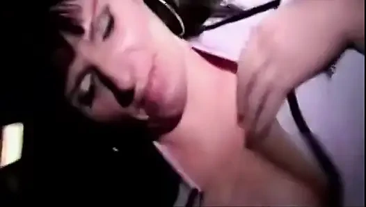 Tante seksi dengan toket raksasa lagi asik nyepong kontol di tempat parkir mobil