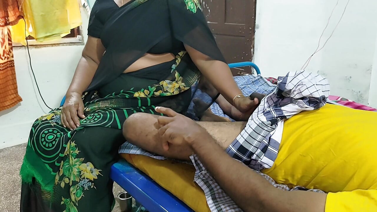 Ibu tiri ngusap kontolku dan aku masturbasi itilnya