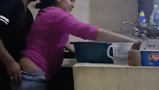 Karyawan ngentot dan nyepong kontol sambil cuci piring