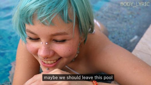 Stiefschwester in einem neuen badeanzug verführt ihren stiefbruder
