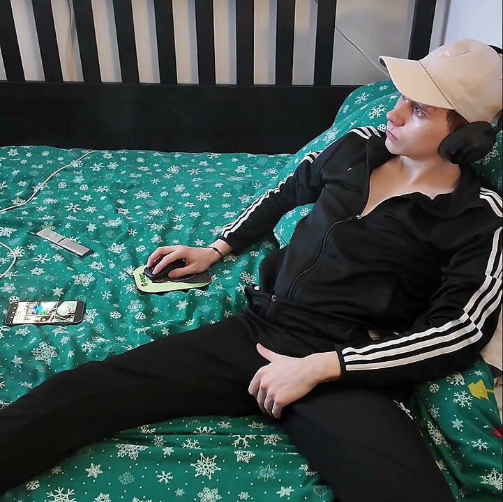 Young twingo jerking off and playing his ass