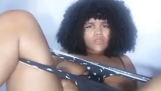 Milf brunette bermain dengan dildonya untuk anda