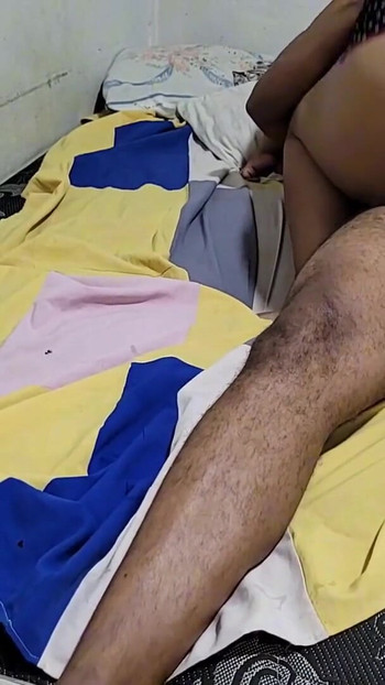 Snažan trenutak iz "Polusestra uhvati svog polubrata kako u sobi i dobije puno u usta"