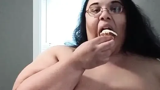 Aku lagi asik masukin wajahku pakai cupcake sambil bugil