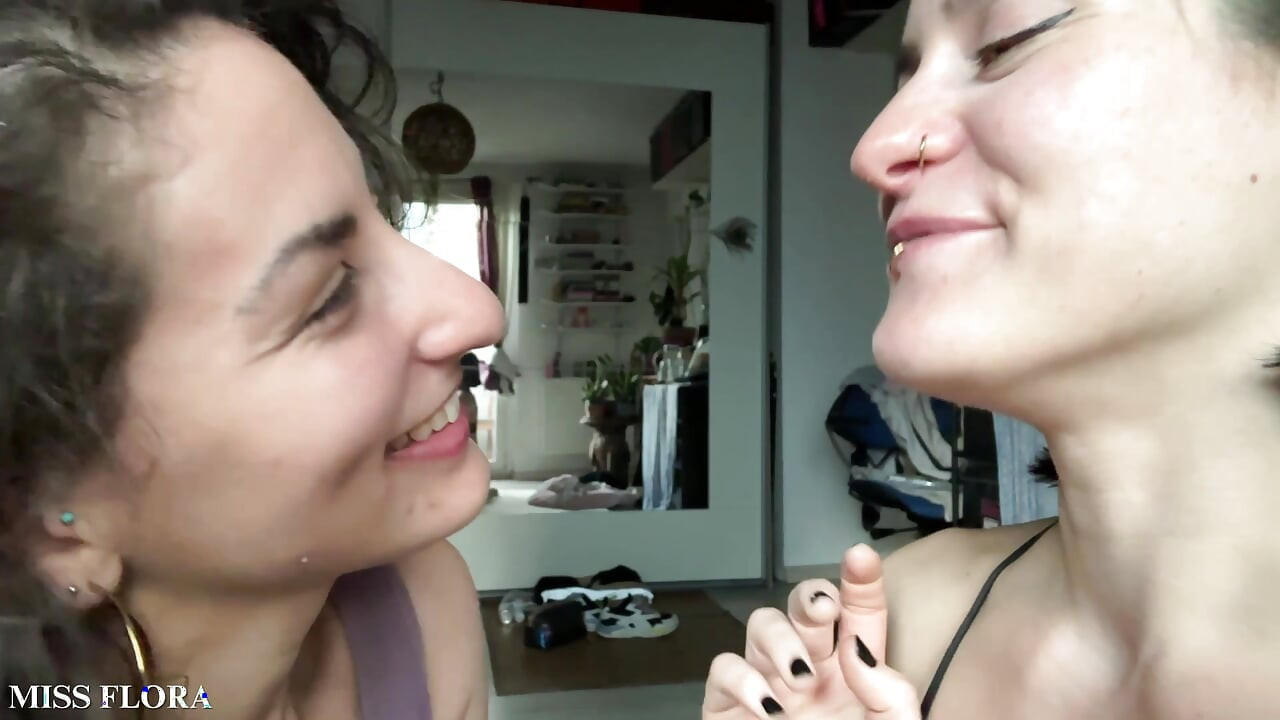Lesbiană limba sărutându-se cu Tula Vida