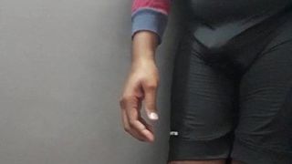 Indiana gordinha transsexual tirando a roupa para ficar nua e acariciando
