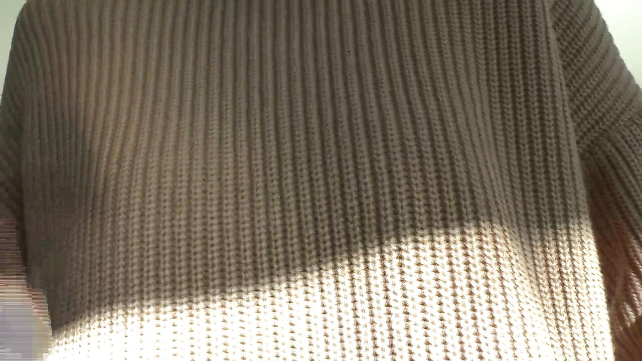 मेरे स्वेटर पर फुहार! लेडी विक्टोरिया वैलेंटे मोटी टर्टलनेक स्वेटर में