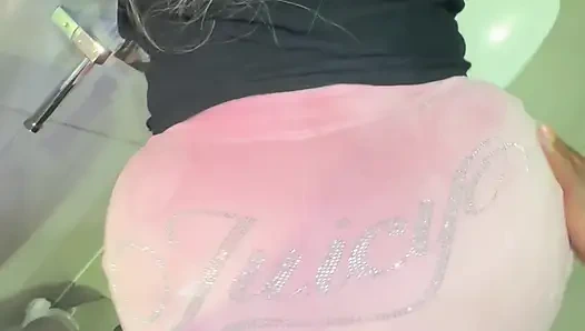 Молодая менеджер отеля действительно не хотела терять свою работу, и я трахаю ее тугую киску