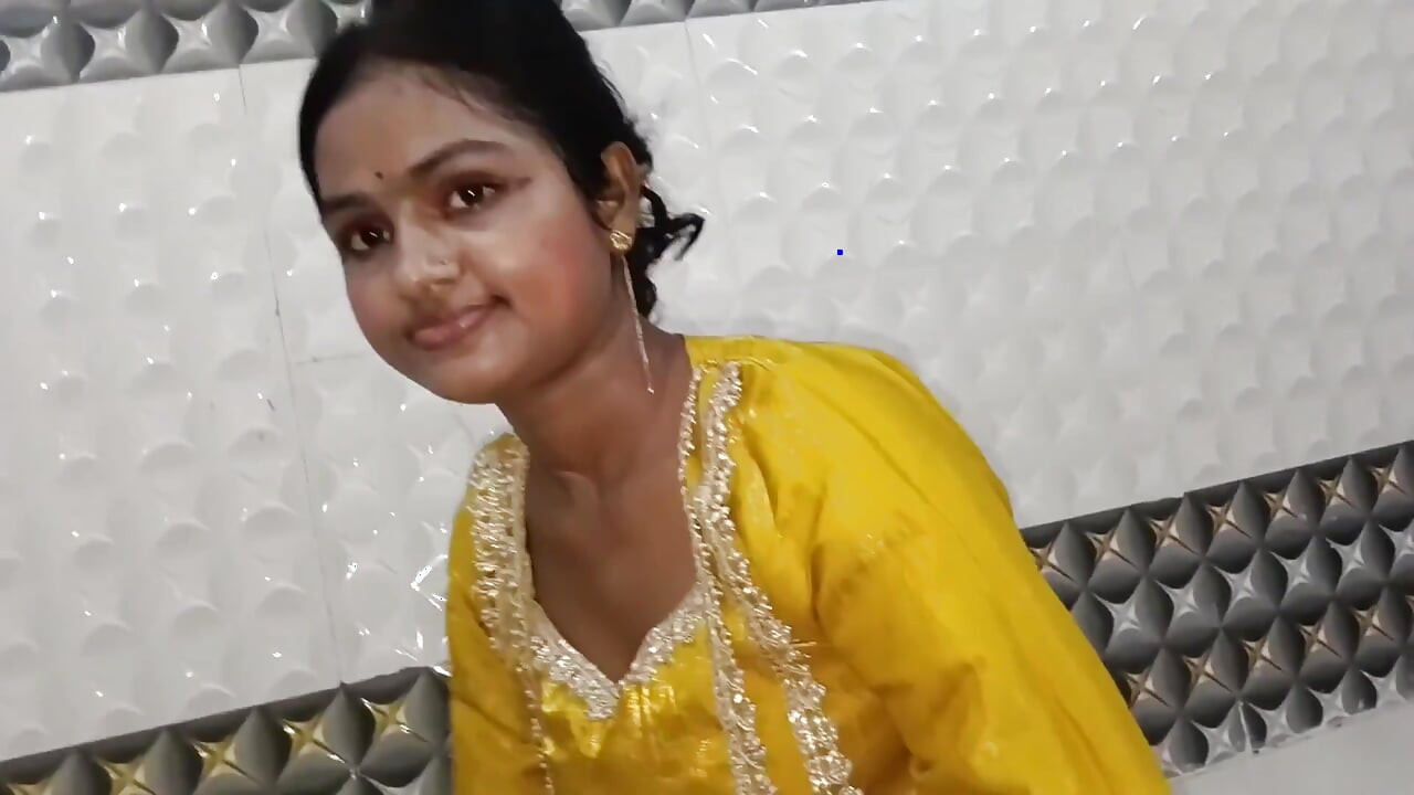 Une beauté desi taille une pipe avec massage des balles dans des vêtements traditionnels