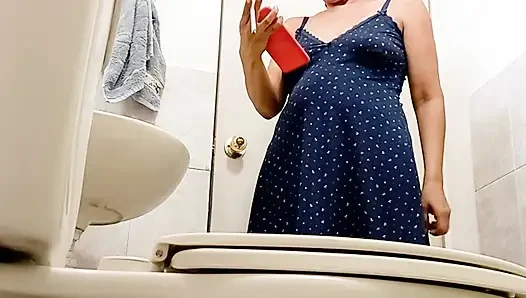 LOVELY MATURE WOMAN SHOWING OFF HER BEAUTIFUL HAIRY PUSSY