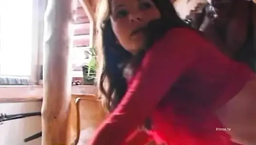 Brunette menghadap ke kontol hitam dan putih