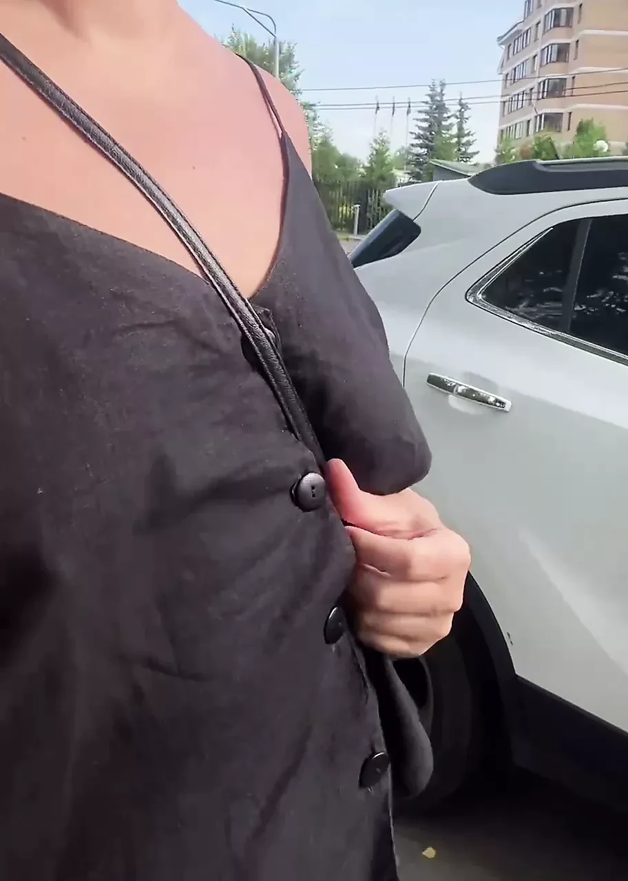 Exhibition en public dans un bus, squirt dans le parc de la ville. Orgasme avec squirt. squirt public. Sexe en plein air. Busty. Chatte poilue. clito de nudité.
