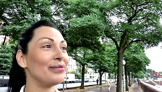 Двойное проникновение для горячей жены на празднике траха в автофургоне