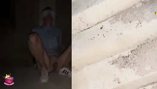 Yalnız başına bağlı gözleri bağlı çıplak ve teşhir ediliyor
