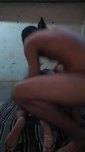 Momento emocional de "Linda pareja india folla duro"