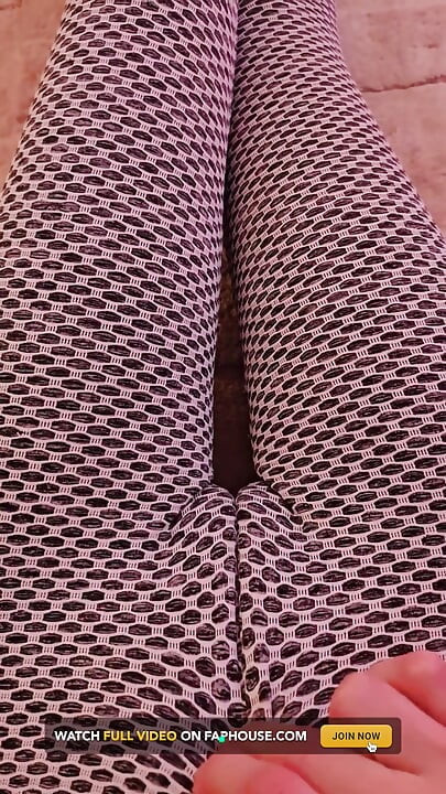 Leggings deportivos - chica holandesa provoca y dedos su coño mojado en leggings ajustados del gimnasio (holandés)