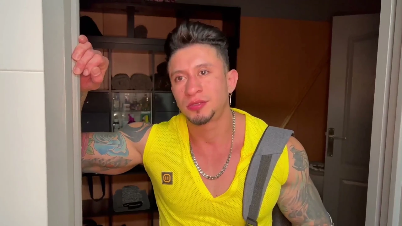 Favio Vader fucks bareback Freddy Salvador’s big smooth and tattooed ass,Gaysight