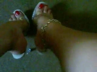 Прозрачные каблуки и красные ногти на пальцах ног