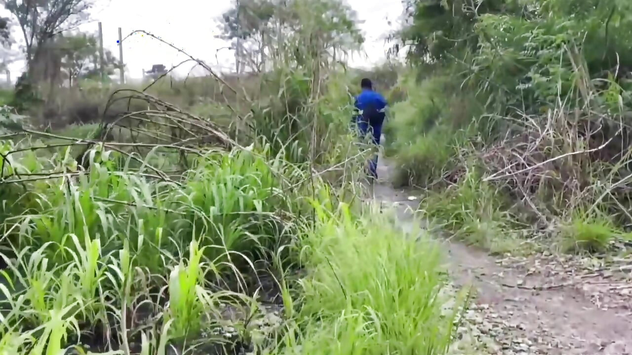 作業員が公園の前を通り過ぎて、