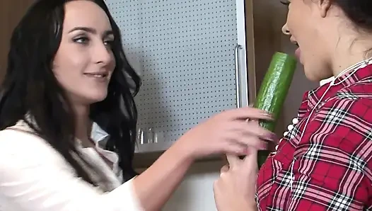 Matters szene-1 wunderschöne lesben Chloe Lovette &maisie Rain ficken in der Küche mit einer gurke