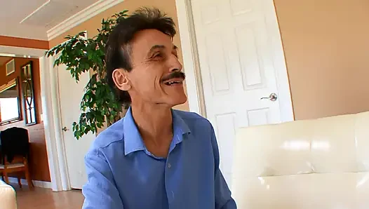 Kocası karısının bir yabancı tarafından sikilmesini izliyor