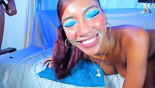 Dua lesbian sange ini lagi asik muasin memeknya pakai dildo ukuran XL