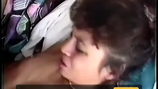 Harika götlü vahşi sarışın domaltarak sikişiyor ve sonra yüze boşalma