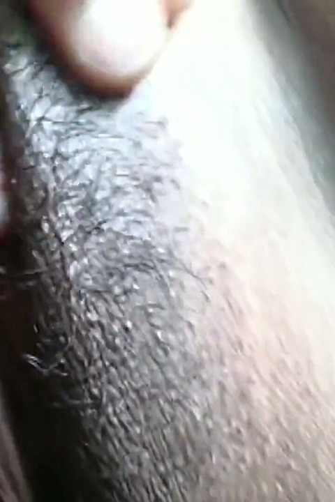 Gran puta recibe 2 vergas en el bosque