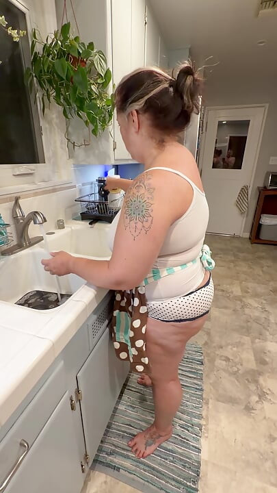 Hot Mom Maxine in apron washing the dishes and stripping, masturbating and squirting plus wet t-shirt - SO HOT!!!