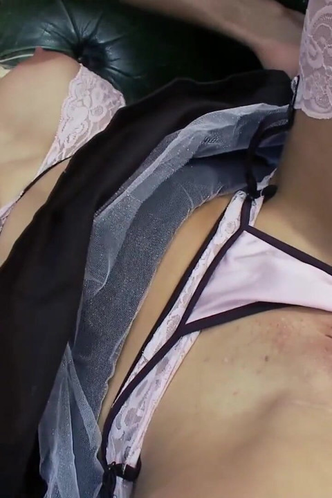 Cette superbe soubrette adore sa bite et une éjac sexy sur le visage