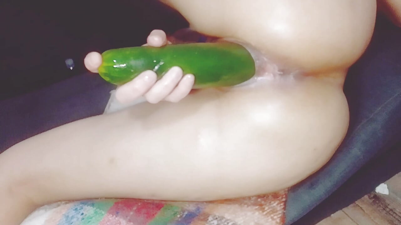 Fiquei tentado ao ver um pepino grande para o meu rabo e vagina grandes