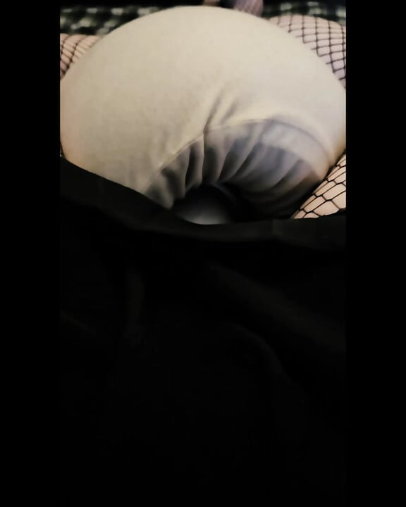 Femboy fejőgép: A félénk, aranyos lábú femboyt leszopja a gép, az ágyhoz viszi, majd megbassza