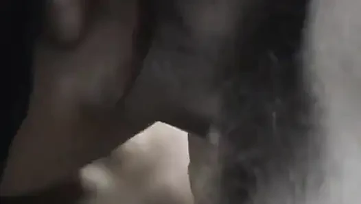 Cewek jalang dengan memek berbulu ini suka banget di-anal habis-habisan!
