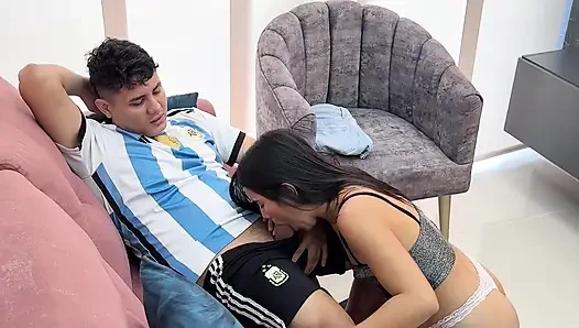 Üvey kız kardeşime lezzetli bir sikiş karşılığında sosyal ağları nasıl yöneteceğimi öğretiyorum