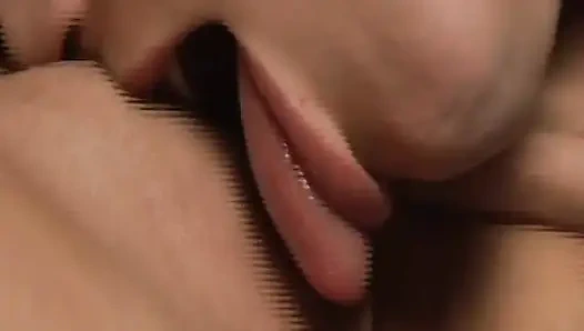 Die hübsche brünette peacherino nimmt privatunterricht, um ihre linguistischen fähigkeiten zu verbessern