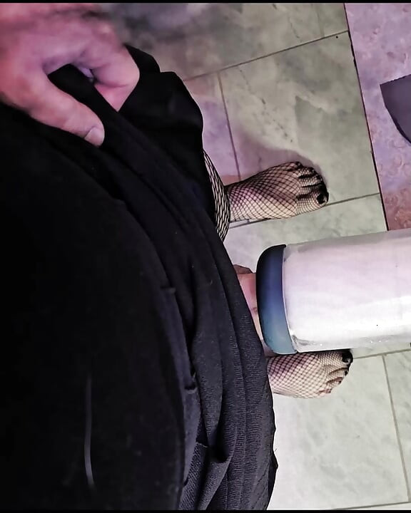 Femboy Memerah Mesin: Femboy pemalu dengan kaki comel dihisap oleh mesin, membawanya ke katil, kemudian mengongkeknya