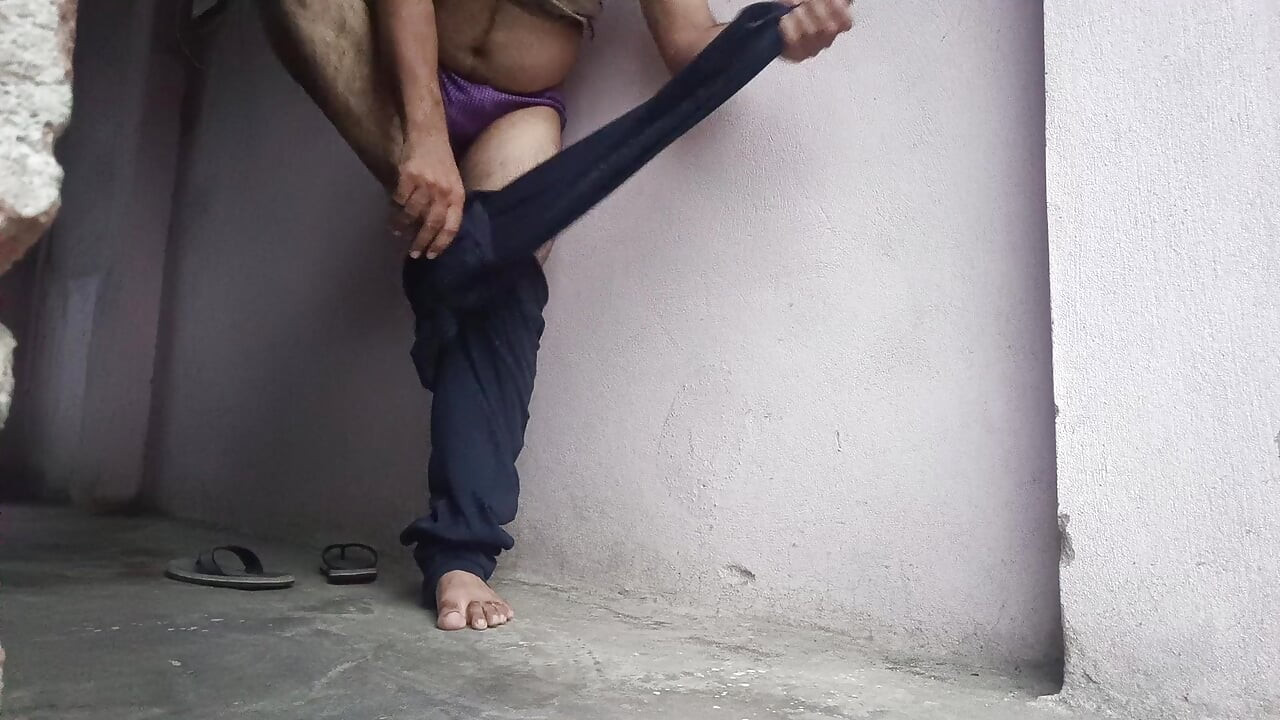 Wife ki bra aur underwear pahan liya