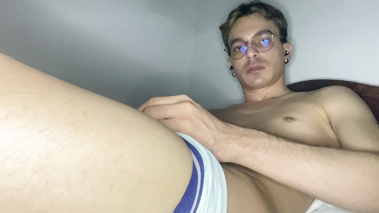 स्ट्रेट बॉय अपने फ्लेशलाइट के साथ खेल रहा है