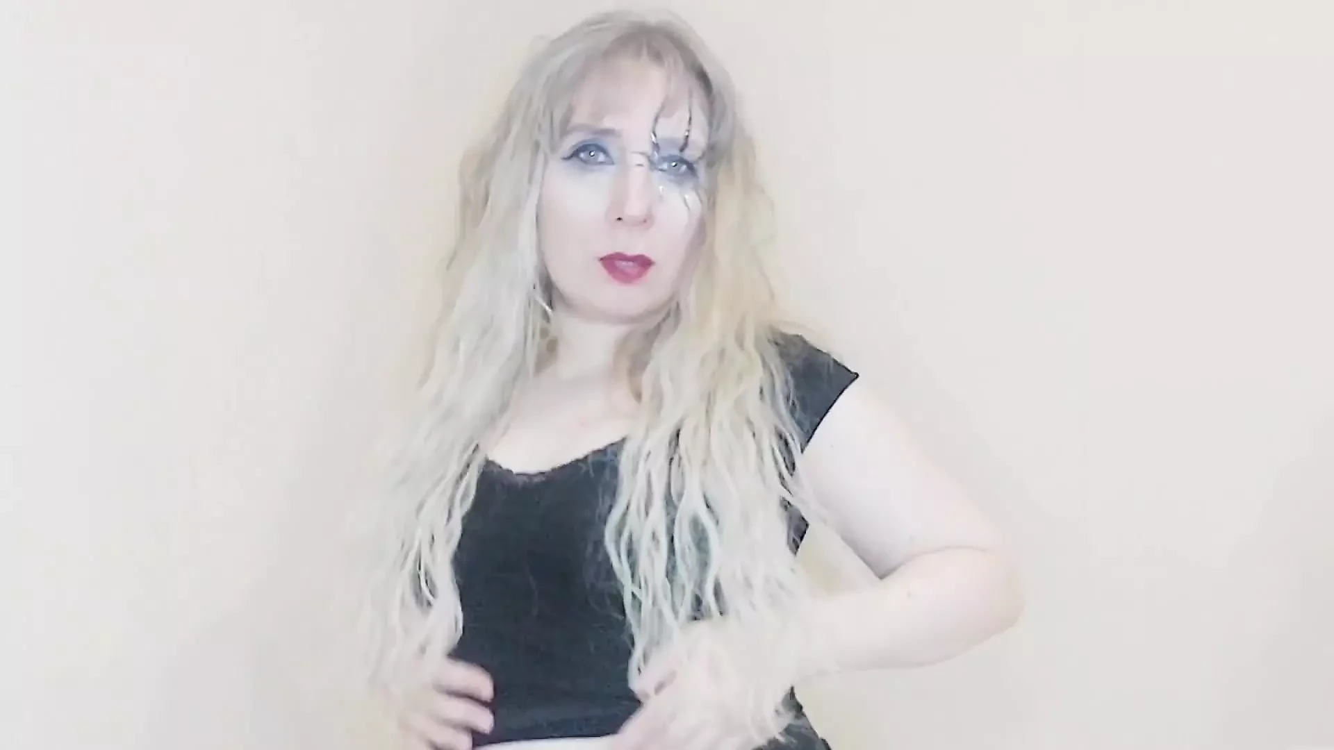 Halloween 2024, une MILF met une culotte dans la chatte et joue avec sa chatte