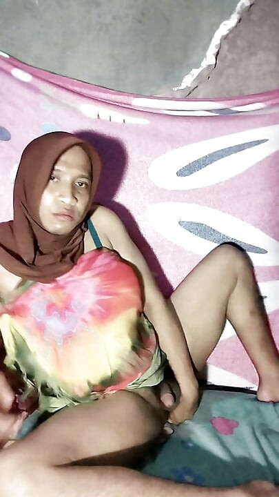 Beautiful Hijab Shemale Eggplant