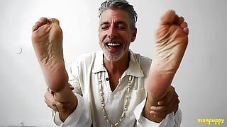 DILF Richard Lennox показывает свои ступни во время сессии йоги