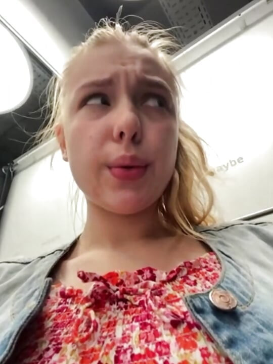 Public orgasm with jucielussie in the fitting room