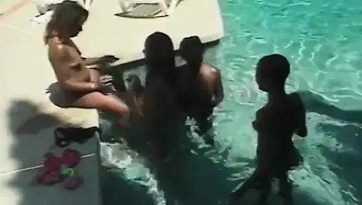 Dört seksi zenci kız havuz başında amcığına dalıyor ve sıkı amcığını sikmek için dildo kullanıyor