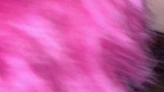 Menina branca de cabelo rosa chupando bbc