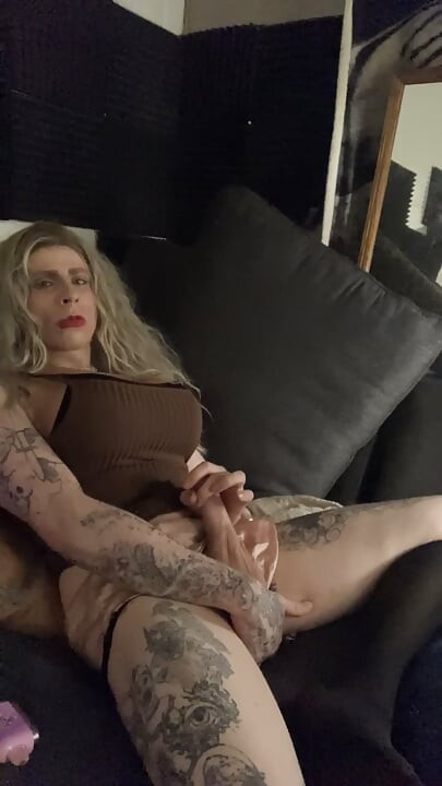 Tatted alt blonde sissy plays w her big clit